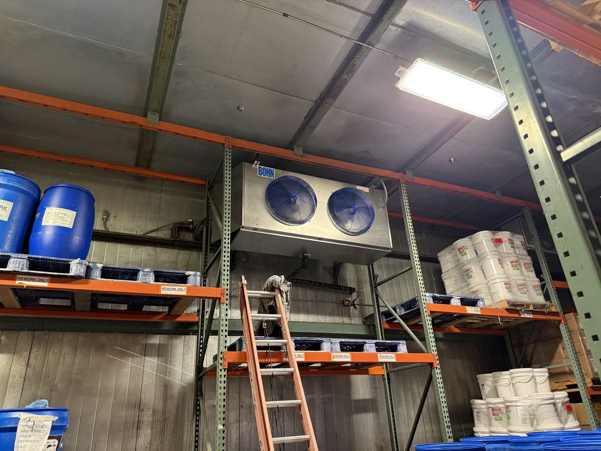 Cold storage room with evaporator units